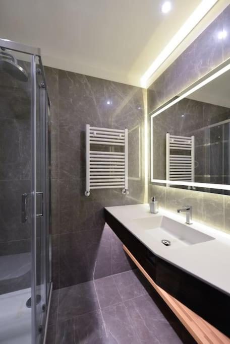 The Frattina - Luxury Serviced Apartment Рим Екстериор снимка